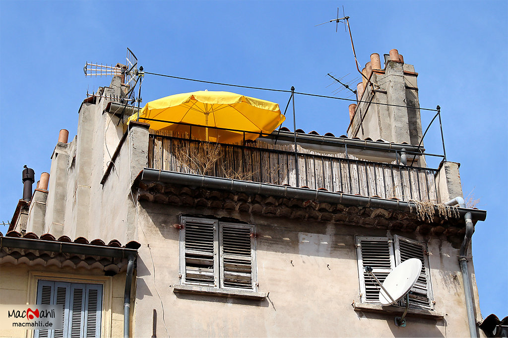Gratis sonnen über den Dächern von Toulon.